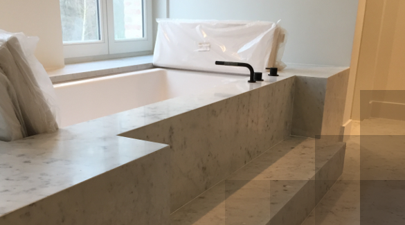 Bekleding bad in Carrara C extra verzoet gelijmd op verstek.