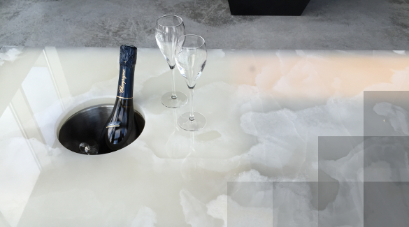 Champagne meubel met natuursteen onyx white.